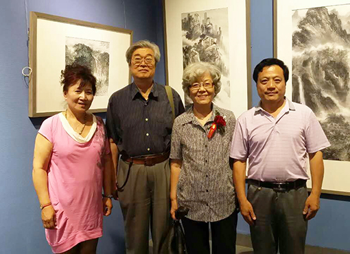 何梓溪老师与杨小舟 王迎春夫妇 杨小舟：中国美协副主席、原中国美术馆馆长 王迎春：中国美协理事、著名画家