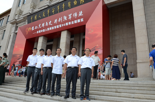 参观中国人民革命军事博物馆