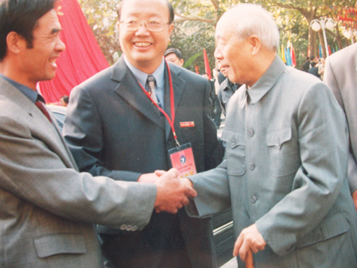 2005年济南一中百年校庆著名书法家欧阳中石与郭庆禄合影并指导中华书舞（武）艺术