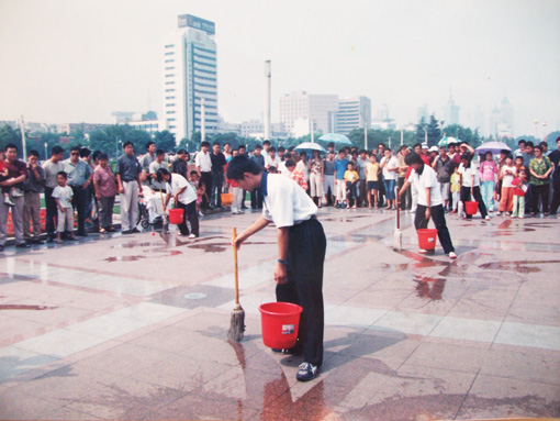 2003年学生在泉城广场表演