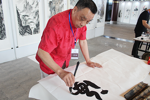 张泗端老师在笔会现场进行创作