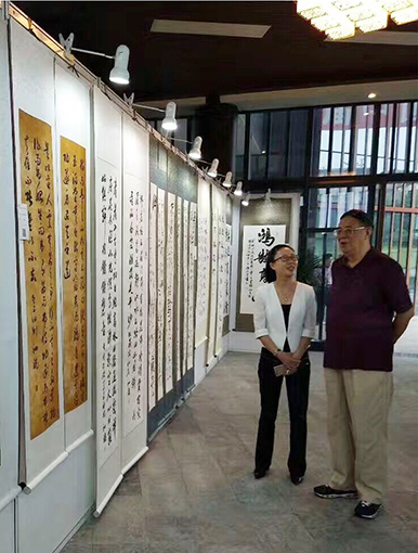 国务院参事，国务院稽查特派员，建设部原党组成员（副部级）车书剑先生展会现场鉴赏张泗端老师作品