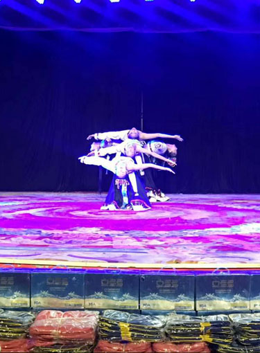 盛基艺术学校的藏族孤儿在演出3 盛基艺术学校的藏族孤儿在演出3