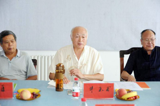 牛玉甫副主席解读书画考级活动。 牛玉甫副主席解读书画考级活动。