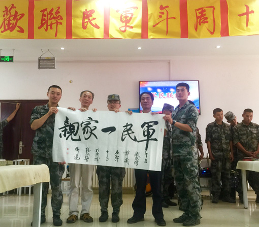 著名书画家李士良现场为基层官兵们挥毫泼墨(二) 著名书画家李士良现场为基层官兵们挥毫泼墨(二)