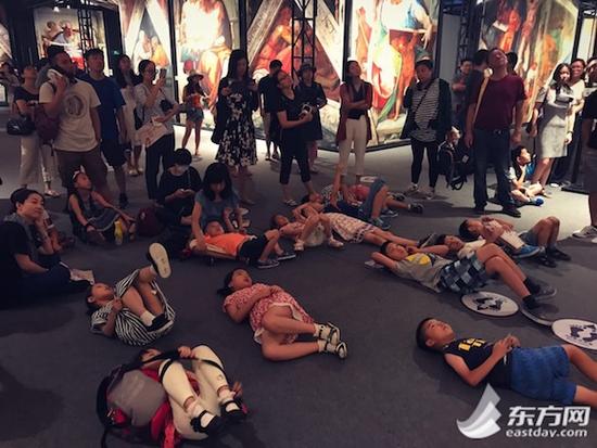 躺在地上看艺术展 创世纪·米开朗基罗在沪走红