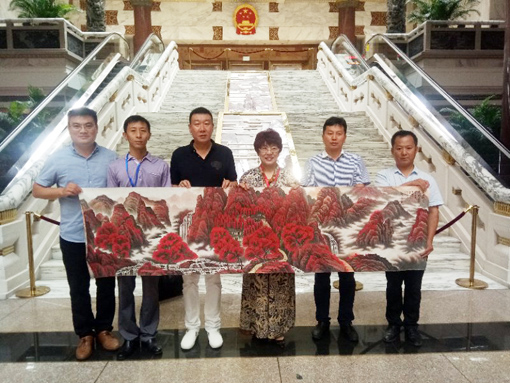 孙通成老师现场展示作品并合影1