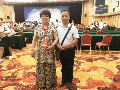 孙通成老师与香港文艺台台长胡颖女士合影