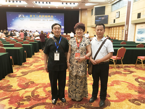 孙通成老师与艺术家杨进银、香港文艺台台长胡颖合影