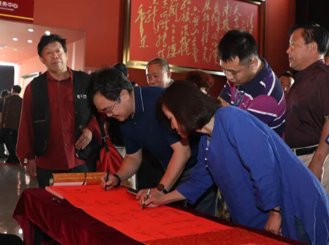为更好地弘扬“长征精神 ”传承中国传统优秀文化“匠人精神”，延续民族团结一家亲的爱国精神，为迎接祖国68周年华诞，献礼党的十九大，荣程集团在时代记忆馆隆重举办“丹心迎华诞 笔墨谱新篇”民族大团结满绣书画笔会活动。