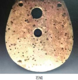 红山文化的石钺:权力的象征物 红山文化的石钺:权力的象征物