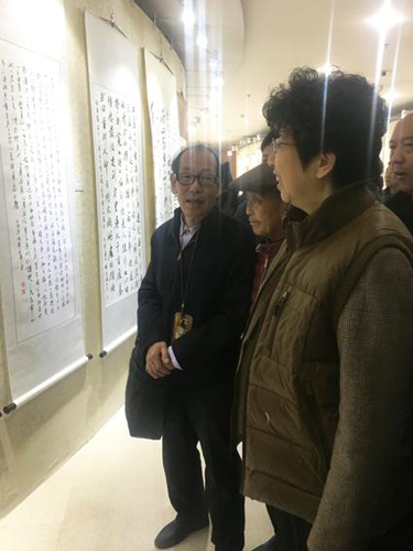 中国文联党组成员、副主席赵实等领导在主办单位领导陪同下观看书画展