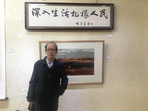 韩山林在权希军参展作品前合影