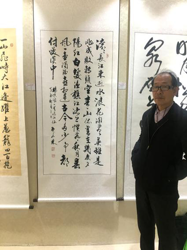 韩山林老师在参展作品前留影