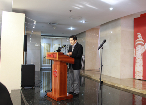 开幕式由中国艺术报社副社长朱虹子主持