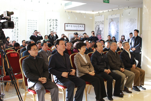中国文联党组成员、副主席赵实等领导在主办单位领导陪同下观看书画展
