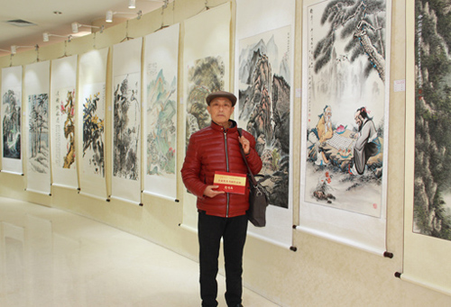 卢成仕老师在展览现场留影