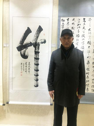 牛芳茂老师在参展作品前留影