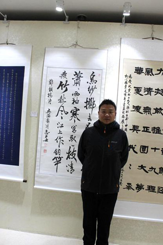 北京中方鼎业酒店管理有限公司任总在王志安老师参展作品前留影