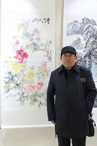 于天忠老师在参展作品前留影 于天忠老师在参展作品前留影