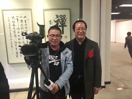 胡德山（右）与采访记者合影