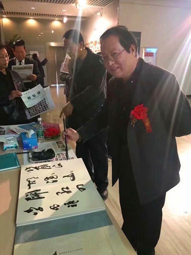 胡德山在中国国家画院国展中心签名