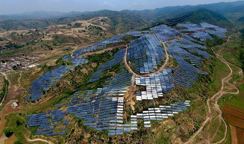 山西省沁源县是地处太岳山腹地的贫困县。2000年财政收入3000多万元，2004年一跃攀升到3.5亿元，仅沁新集团一个企业就上缴利税上亿元。它被原国家经贸委评为“全国县域经济提速最快的百强县”之一。县委书记王玉圣带领一班人创造的“一线工作法”是让贫困县早日脱贫的“法宝”。