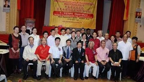 上图为中国书画家代表团于2014年3月4日在吉隆坡的合影照,站立者左2为本文作者于工 风潇潇,春水寒。正月十五刚过了没几天,我们这里又进入了一个多雨的季节,淅淅沥沥的春雨,嘀嘀嗒嗒地打在窗户棚上,又勾起了我的一次难忘经历的回忆。 时间回拨到1640天前,那是2014年3月8日凌晨,从马来西亚首都吉隆坡飞往北京的马航MH370航班在黑暗中消失得无影无踪,239位乘客中有我的18位书画同仁在失联的飞机上,时至今日已经整整四年,依然杳无音信。这些年来,也不时有发现飞机残骸的报道和各种揣测的说法,看到以 上图为中国书画家代表团于2014年3月4日在吉隆坡的合影照,站立者左2为本文作者于工 风潇潇,春水寒。正月十五刚过了没几天,我们这里又进入了一个多雨的季节,淅淅沥沥的春雨,嘀嘀嗒嗒地打在窗户棚上,又勾起了我的一次难忘经历的回忆。 时间回拨到1640天前,那是2014年3月8日凌晨,从马来西亚首都吉隆坡飞往北京的马航MH370航班在黑暗中消失得无影无踪,239位乘客中有我的18位书画同仁在失联的飞机上,时至今日已经整整四年,依然杳无音信。这些年来,也不时有发现飞机残骸的报道和各种揣测的说法,看到以