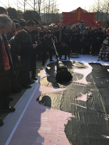 书法家何文军巨笔献福 书法家何文军巨笔献福