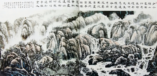 《山水》七律诗一首：少小怜山爱独行，老来犹忆石泉倾。先生志远怀虚谷，日月同光升不沉。索画寒门因手拙，挥毫破笔缺烟尘。远山近树何成韵，巧遇知音识画人！规格：300x144cm
