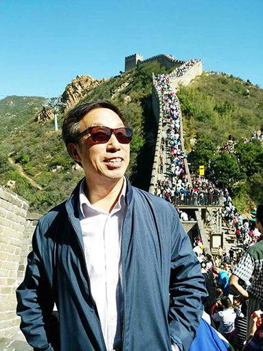 黄彬,湖南岳阳平江人。中国书法家协会会员,国家一级书法师,中央国家机关书法家协会副主席,王羲之书法研究院名誉院长,湖南省书法家协会顾问,将星翰墨书画院常务院长,中国榜书艺术研究会顾问,中国楹联学会会员。军队职务:国防大学原教研室主任、教授、博士生导师、少将,资深军事理论专家,凤凰卫视网特聘军事顾问,著述十余部数百万字,享受国务院特殊津贴。 六岁入私塾,临帖习字,学书早期得李铎先生指点。二○○四年就读首都师范大学书法硕士课程班,拜书法大家欧阳中石先生为师,得其亲授至今。 书法以“二王”为宗,博采 黄彬,湖南岳阳平江人。中国书法家协会会员,国家一级书法师,中央国家机关书法家协会副主席,王羲之书法研究院名誉院长,湖南省书法家协会顾问,将星翰墨书画院常务院长,中国榜书艺术研究会顾问,中国楹联学会会员。军队职务:国防大学原教研室主任、教授、博士生导师、少将,资深军事理论专家,凤凰卫视网特聘军事顾问,著述十余部数百万字,享受国务院特殊津贴。 六岁入私塾,临帖习字,学书早期得李铎先生指点。二○○四年就读首都师范大学书法硕士课程班,拜书法大家欧阳中石先生为师,得其亲授至今。 书法以“二王”为宗,博采