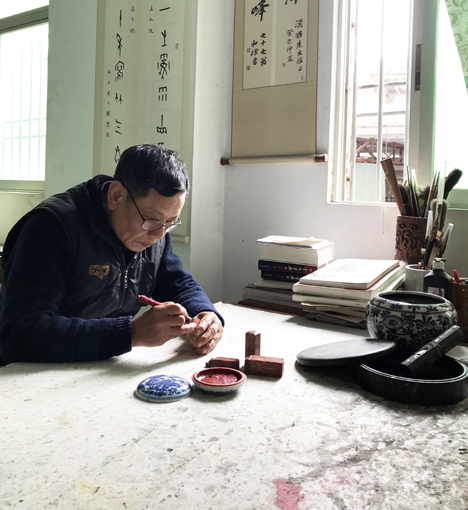  林汉国，1954年出生于澄海，自幼酷爱丹青翰墨，1985年读东方美术函授学院，结业获得花鸟专业唯一一名一等奖。曾在澄海、潮阳、揭阳、汕头等市举办个人书画展，现为中国国画家协会理事，广东省书协会员，作品先后入选： 纪念天津建市600周年全国“梅兰竹菊”大展 （中国书画报）主办 西泠印社首届“中国画、中国印、中国书法”大展 （西泠印社）主办 第三届中国芮城永乐宫艺术展 