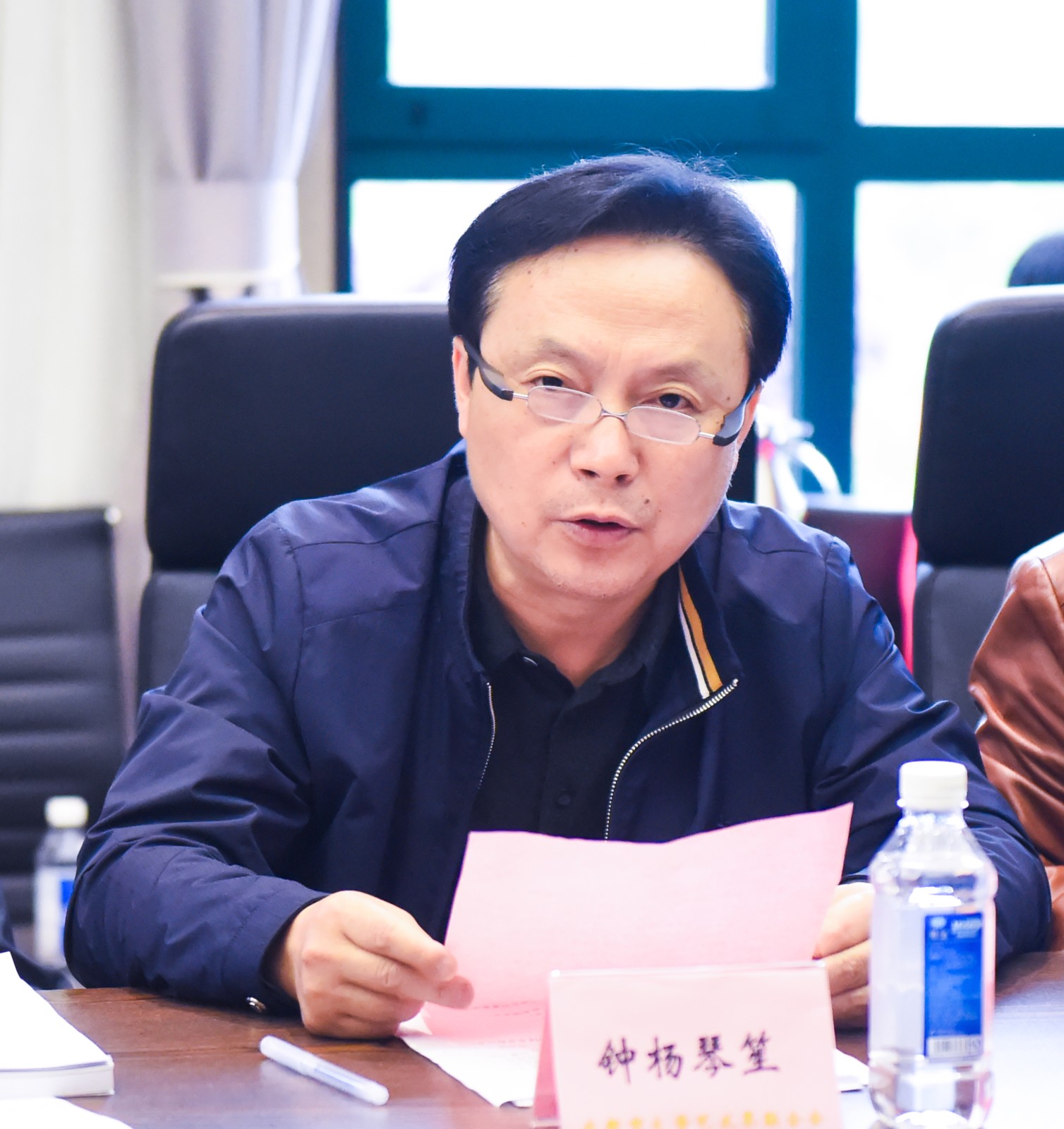 2-6成都市书协副主席钟杨琴笙宣读《四川省书法家协会主席戴跃贺辞》