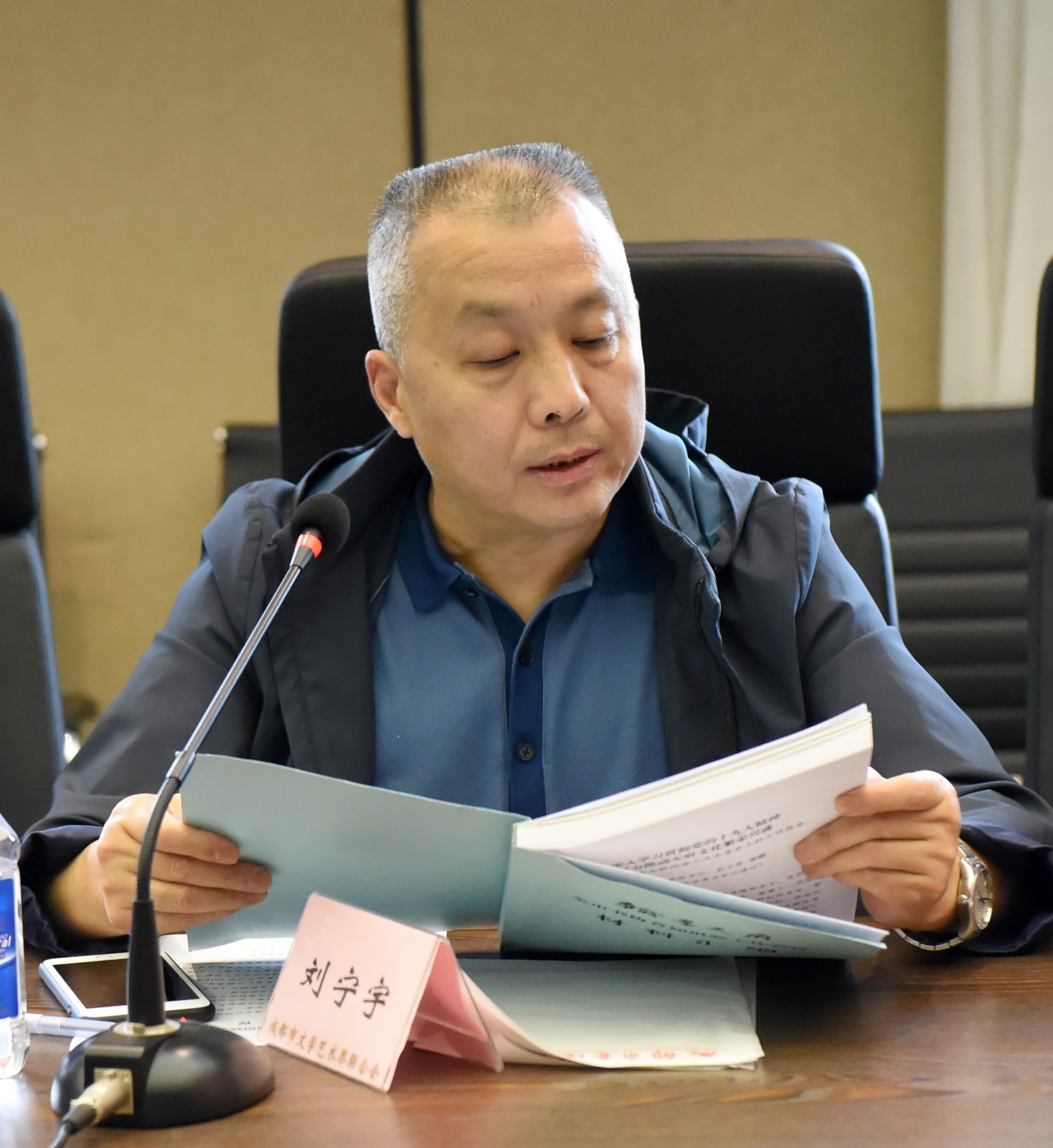 2-7成都市书协副主席刘宁宇宣读《成都市书协主席团对口联系各（区）市县书协及行业书协名册