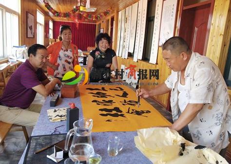 青岛辉煌酒业举办书画笔会“挥毫泼墨抒写辉煌精神”