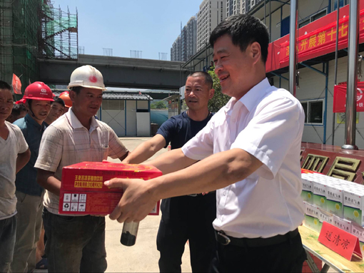 领导深入一线送清凉