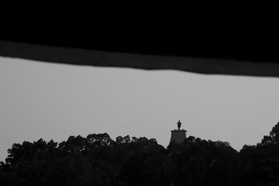 纪念碑式雕塑：从凸显到消散