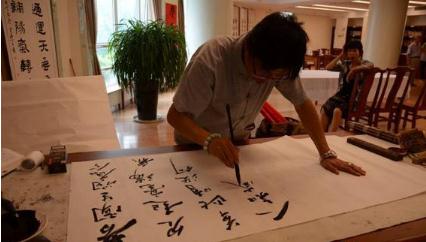 烟台市文艺评论家协会走进磁山举行敬老爱老慰问笔会