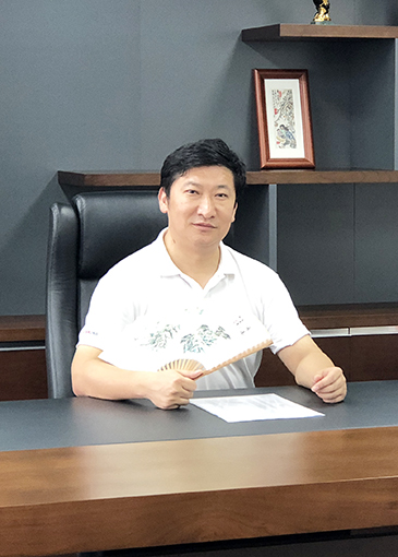 张焯，1973年生于中国雪乡。自幼酷爱绘画，执着绘事二十余载，喜爱画马。写意画马宗法徐悲鸿、刘继卣、刘勃舒、徐勇等大师，融合各家技法之长，渐成自家风貌。