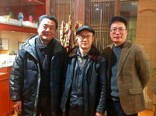 费松（图一）、周俊华（图三）与当代著名油画家曹雕（图中）合影留念.jpg
