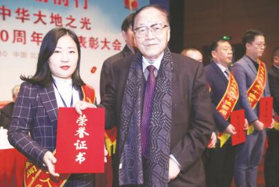 ●国务院稽查员刘吉给十佳新闻人物颁奖