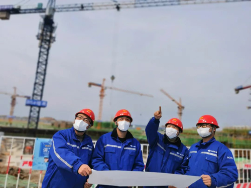 松原项目部科技人员在现场进行课题研究.jpg