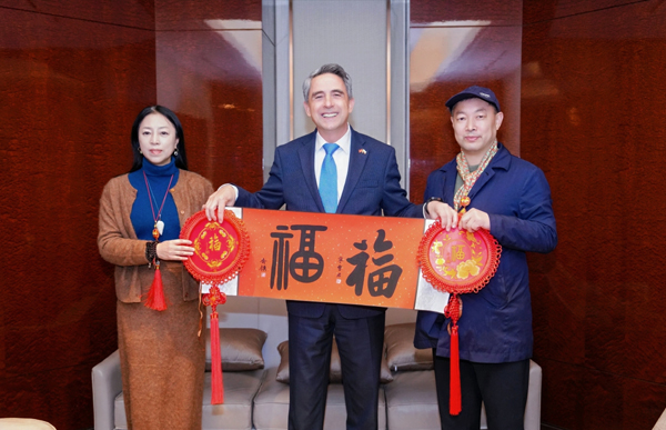 中华国礼耀欧洲：书法双福与苗绣非遗获第四任保加利亚总统珍藏