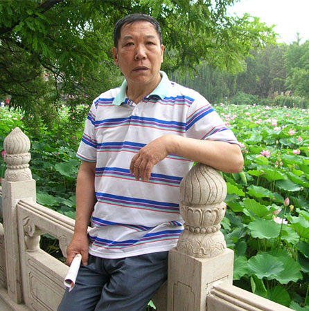 王德福,1949年4月生于河北保定,自幼爱好书法,尤爱